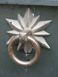 905092 Afbeelding van een stervormige deurklopper op de voordeur van het huis Sterrenburg 1 te Utrecht, op het ...
